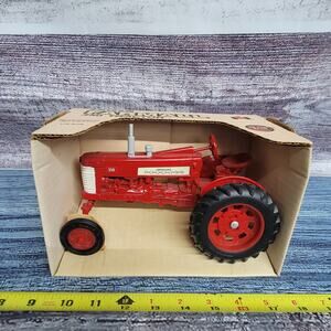 Vtg Ertl 1/16 International Harvester farmall 350 diecast w/frontend tractor red